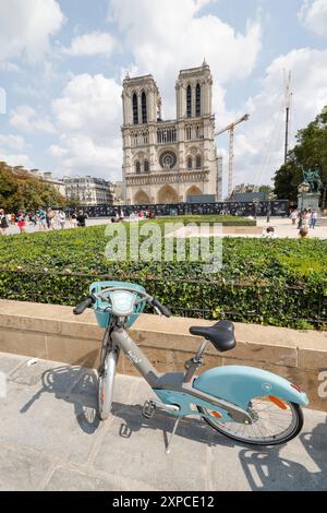 UNE JOURNEE D'AOUT ANHÄNGER LES JEUX OLYMPIQUES PARIS 2024 Stockfoto