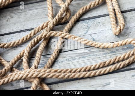 Seeseile lagen auf verwittertem Holzdeck Stockfoto