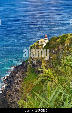 Wunderschöner Blick über den Leuchtturm Farol do Arnel vom Aussichtspunkt Ponta do Arnel an der Nordostküste von Sao Miguel, Azoren, Portugal, Europa. Stockfoto