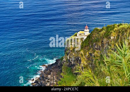 Wunderschöner Blick über den Leuchtturm Farol do Arnel vom Aussichtspunkt Ponta do Arnel an der Nordostküste von Sao Miguel, Azoren, Portugal, Europa. Stockfoto