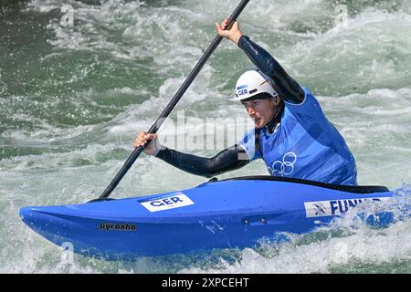 Vaires Sur Marne, Frankreich. August 2024. Olympia, Paris 2024, Kanu/Slalom, Kajakkreuz, Damen, Viertelfinale, Nautikstadion Vaires-sur-Marne, Deutschlands Ricarda Funk in Aktion. Quelle: Sebastian Kahnert/dpa/Alamy Live News Stockfoto