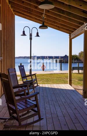 Schaukelstühle sitzen auf einer Veranda mit Blick auf den Hafen von Manteo auf Roanoke Island in Outer Banks, North Carolina, USA. Stockfoto