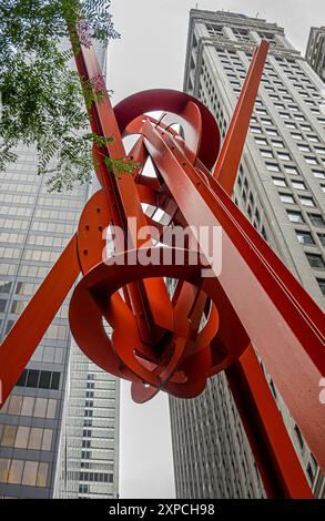 New York, NY, USA - 4. August 2023: Joie de Vivre rote Metallstatue von Mark di Suvero im Zuccotti Park Stockfoto