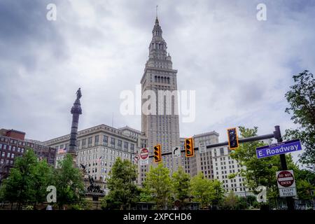 Der Terminal Tower, das ehemalige höchste Gebäude von Ohio, ein Wolkenkratzer auf dem öffentlichen Platz von Cleveland, USA. Stockfoto