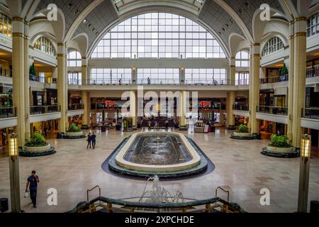 Das Innere des Terminal Tower Shopping Mall, das berühmte Wahrzeichen und Wolkenkratzer in Cleveland, Ohio, mit Cafés, Restaurants, Geschäften und Glasfenstern. Stockfoto