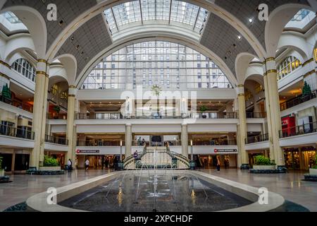 Das Innere des Terminal Tower Shopping Mall, das berühmte Wahrzeichen und Wolkenkratzer in Cleveland, Ohio, mit Cafés, Restaurants, Geschäften und Glasfenstern. Stockfoto