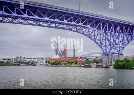 Das Ufer des Cuyahoga River und das Stadion unter der Main Avenue Bridge (Cleveland Memorial Shoreway) in Ohio, USA. Stockfoto