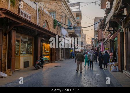 Die Leute laufen auf der Marktstraße in Sour (Tyrus) im Libanon, der wunderschönen libanesischen Stadt nahe der Grenze zu Israel. Stockfoto