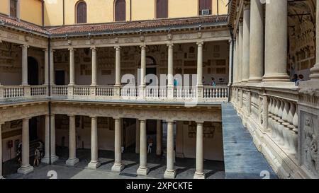 Padua, Italien - 23. Juli 2024: Hof des Palazzo Bo (Bo-Palast), historisches Gebäude mit Sitz der Universität Padua aus dem Jahr 1539 in Padua, Italien Stockfoto