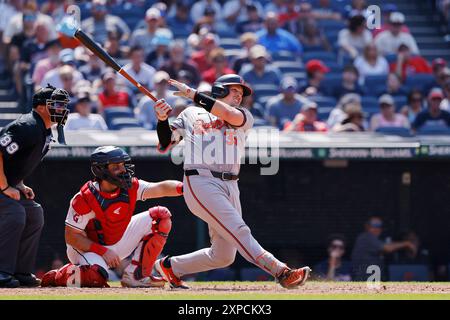 CLEVELAND, OH - 04. AUGUST: Der Baltimore Orioles-Catcher Adley Rutschman (35) schlägt ein Doppelfeld nach rechts, um im sechsten Inning während eines MLB-Spiels gegen die Cleveland Guardians am 4. August 2024 im Progressive Field in Cleveland, Ohio, zu fahren. (Foto: Joe Robbins/Image of Sport) Stockfoto