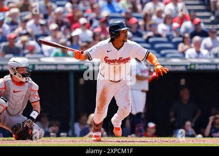 CLEVELAND, OH - 04. AUGUST: Der dritte Baseman José Ramírez (11) der Cleveland Guardians trifft am 4. August 2024 im Progressive Field in Cleveland, Ohio, eine Infield-Single, um im dritten Inning zu fahren. (Foto: Joe Robbins/Image of Sport) Stockfoto