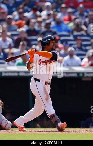 CLEVELAND, OH - 04. AUGUST 2024: Der dritte Baseman José Ramírez (11) der Cleveland Guardians schlägt während eines MLB-Spiels gegen die Baltimore Orioles im Progressive Field in Cleveland, Ohio. (Foto: Joe Robbins/Image of Sport) Stockfoto