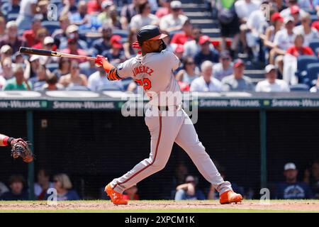 CLEVELAND, OH - 04. AUGUST: Baltimore Orioles ernannte Hitter Eloy Jiménez (72) trifft ein Einzelfeld nach rechts, um im dritten Inning während eines MLB-Spiels gegen die Cleveland Guardians am 4. August 2024 im Progressive Field in Cleveland, Ohio, zu fahren. (Foto: Joe Robbins/Image of Sport) Stockfoto