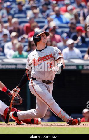 CLEVELAND, OH - 04. AUGUST: Der Baltimore Orioles-Fänger Adley Rutschman (35) trifft einen Opferflug, um im dritten Inning während eines MLB-Spiels gegen die Cleveland Guardians am 4. August 2024 im Progressive Field in Cleveland, Ohio, zu fahren. (Foto: Joe Robbins/Image of Sport) Stockfoto