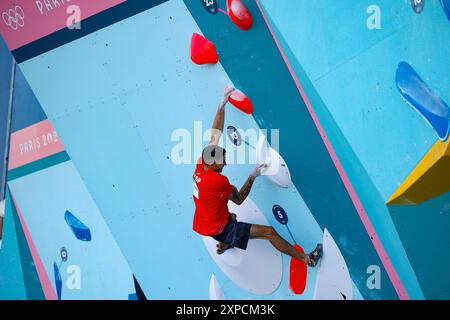 GINES LOPEZ Alberto aus Spanien Sport Climbing Herren Boulder & Lead, Semifinale Boulder während der Olympischen Spiele Paris 2024 am 5. August 2024 im Sportkletterzentrum Le Bourget in Le Bourget, Frankreich - Foto Gregory Lenormand/DPPI Media/Panorama Credit: DPPI Media/Alamy Live News Stockfoto