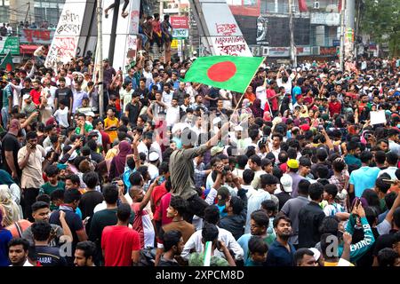 Narayanganj, Dhaka, Bangladesch. August 2024. Massenmenschen versammeln sich, um den Untergang der Regierung von Bangladesch-Premierminister SCHEICH HASINA nach einem intensiven Konflikt zwischen Polizei, regierungsnahen Kräften und Anti-Quoten-Demonstranten zu feiern, der die Hauptstraße in Narayanganj blockiert hat, einer Stadt, die 16 km von der Hauptstadt Dhaka entfernt ist. Der Armeechef Waker-UZ-Zaman verbrachte fast vier Jahrzehnte damit, sich an die Spitze des Militärs zu erheben und sagte, er übernehme die volle Verantwortung, nachdem Premierminister Scheich Hasina gestürzt und geflohen war. Quelle: ZUMA Press, Inc./Alamy Live News Stockfoto