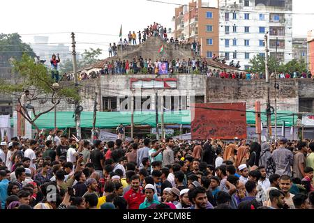 Narayanganj, Dhaka, Bangladesch. August 2024. Massenmenschen versammeln sich, um den Untergang der Regierung von Bangladesch-Premierminister SCHEICH HASINA nach einem intensiven Konflikt zwischen Polizei, regierungsnahen Kräften und Anti-Quoten-Demonstranten zu feiern, der die Hauptstraße in Narayanganj blockiert hat, einer Stadt, die 16 km von der Hauptstadt Dhaka entfernt ist. Der Armeechef Waker-UZ-Zaman verbrachte fast vier Jahrzehnte damit, sich an die Spitze des Militärs zu erheben und sagte, er übernehme die volle Verantwortung, nachdem Premierminister Scheich Hasina gestürzt und geflohen war. Quelle: ZUMA Press, Inc./Alamy Live News Stockfoto