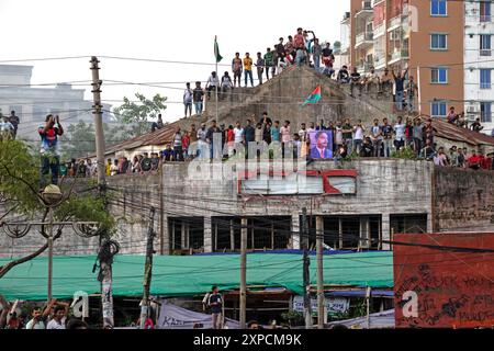 Narayanganj, Dhaka, Bangladesch. August 2024. Massenmenschen versammeln sich, um den Untergang der Regierung von Bangladesch-Premierminister SCHEICH HASINA nach einem intensiven Konflikt zwischen Polizei, regierungsnahen Kräften und Anti-Quoten-Demonstranten zu feiern, der die Hauptstraße in Narayanganj blockiert hat, einer Stadt, die 16 km von der Hauptstadt Dhaka entfernt ist. Der Armeechef Waker-UZ-Zaman verbrachte fast vier Jahrzehnte damit, sich an die Spitze des Militärs zu erheben und sagte, er übernehme die volle Verantwortung, nachdem Premierminister Scheich Hasina gestürzt und geflohen war. Quelle: ZUMA Press, Inc./Alamy Live News Stockfoto