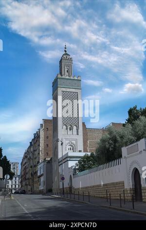 Ein klarer Tagesblick auf die große Moschee von Paris mit ihrer komplexen Architektur und einem blauen Himmel Hintergrund. Stockfoto