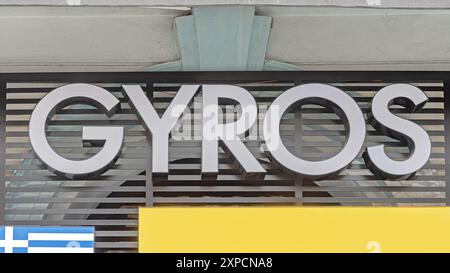 Weißes 3D-Schild Gyros im Greek Gyro Fast Food Shop Stockfoto