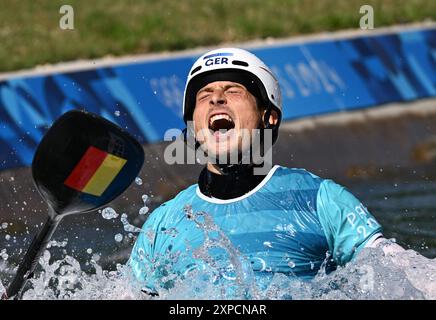 Vaires Sur Marne, Frankreich. August 2024. Olympia, Paris 2024, Kanu/Slalom, Kajakkreuz, Herren, Finale, Vaires-sur-Marne Nautical Stadium, Noah Hegge aus Deutschland jubelt. Quelle: Sebastian Kahnert/dpa/Alamy Live News Stockfoto