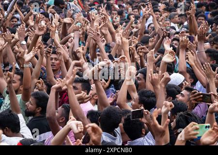 Narayanganj, Dhaka, Bangladesch. August 2024. Massenmenschen versammeln sich, um den Untergang der Regierung von Bangladesch-Premierminister SCHEICH HASINA nach einem intensiven Konflikt zwischen Polizei, regierungsnahen Kräften und Anti-Quoten-Demonstranten zu feiern, der die Hauptstraße in Narayanganj blockiert hat, einer Stadt, die 16 km von der Hauptstadt Dhaka entfernt ist. Der Armeechef Waker-UZ-Zaman verbrachte fast vier Jahrzehnte damit, sich an die Spitze des Militärs zu erheben und sagte, er übernehme die volle Verantwortung, nachdem Premierminister Scheich Hasina gestürzt und geflohen war. Quelle: ZUMA Press, Inc./Alamy Live News Stockfoto