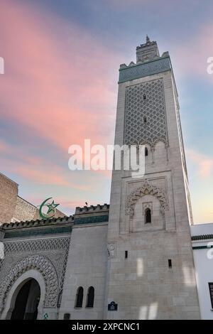 Ein wunderschöner Blick auf die große Moschee von Paris mit einem atemberaubenden Sonnenuntergang Himmel im Hintergrund Stockfoto