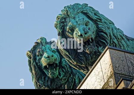 Gut gebrüllt Löwe. Das Siegestor in München wurde zwischen 1843 und 1850 nach Plänen von Friedrich von Gärtner im Auftrag von König Ludwig I. erbaut. Das Bauwerk schmückt eine Bavariafigur auf einem Vierergespann gezogen von Löwen. Das nach dem Zweiten Weltkrieg wiedererrichtete Bauwerk dient heute mit dem Schriftzug , dem Sieg geweiht,vom Krieg zerstört zum Frieden mahnend , als Mahnmal. Hier im Bild , ein Teil der Löwengruppe. München Bayern Deutschland *** gut brüllender Löwe das Siegtor in München wurde zwischen 1843 und 1850 nach Plänen Friedrich von Gärtners im Auftrag des Königs errichtet Stockfoto