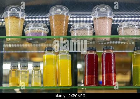 Frisch gepresster Saft und Smoothies gesunde Speisen und Getränke im Regal im Kühlschrank Stockfoto