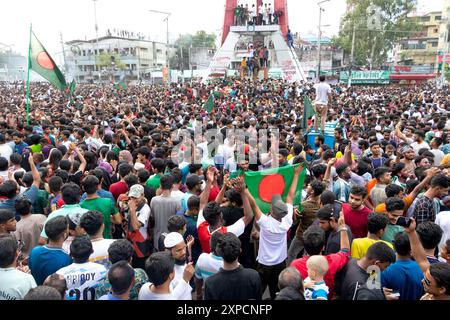 Narayanganj, Dhaka, Bangladesch. August 2024. Massenmenschen versammeln sich, um den Untergang der Regierung von Bangladesch-Premierminister SCHEICH HASINA nach einem intensiven Konflikt zwischen Polizei, regierungsnahen Kräften und Anti-Quoten-Demonstranten zu feiern, der die Hauptstraße in Narayanganj blockiert hat, einer Stadt, die 16 km von der Hauptstadt Dhaka entfernt ist. Der Armeechef Waker-UZ-Zaman verbrachte fast vier Jahrzehnte damit, sich an die Spitze des Militärs zu erheben und sagte, er übernehme die volle Verantwortung, nachdem Premierminister Scheich Hasina gestürzt und geflohen war. Quelle: ZUMA Press, Inc./Alamy Live News Stockfoto