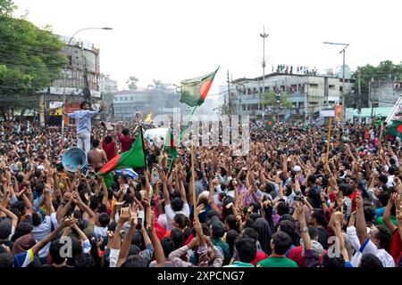 Narayanganj, Dhaka, Bangladesch. August 2024. Massenmenschen versammeln sich, um den Untergang der Regierung von Bangladesch-Premierminister SCHEICH HASINA nach einem intensiven Konflikt zwischen Polizei, regierungsnahen Kräften und Anti-Quoten-Demonstranten zu feiern, der die Hauptstraße in Narayanganj blockiert hat, einer Stadt, die 16 km von der Hauptstadt Dhaka entfernt ist. Der Armeechef Waker-UZ-Zaman verbrachte fast vier Jahrzehnte damit, sich an die Spitze des Militärs zu erheben und sagte, er übernehme die volle Verantwortung, nachdem Premierminister Scheich Hasina gestürzt und geflohen war. Quelle: ZUMA Press, Inc./Alamy Live News Stockfoto