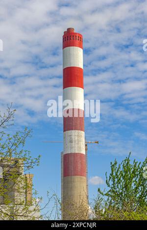 Roter und weißer, hoher Kamin im thermischen Kraftwerk Stockfoto