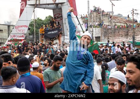 Narayanganj, Dhaka, Bangladesch. August 2024. Massenmenschen versammeln sich, um den Untergang der Regierung von Bangladesch-Premierminister SCHEICH HASINA nach einem intensiven Konflikt zwischen Polizei, regierungsnahen Kräften und Anti-Quoten-Demonstranten zu feiern, der die Hauptstraße in Narayanganj blockiert hat, einer Stadt, die 16 km von der Hauptstadt Dhaka entfernt ist. Der Armeechef Waker-UZ-Zaman verbrachte fast vier Jahrzehnte damit, sich an die Spitze des Militärs zu erheben und sagte, er übernehme die volle Verantwortung, nachdem Premierminister Scheich Hasina gestürzt und geflohen war. Quelle: ZUMA Press, Inc./Alamy Live News Stockfoto