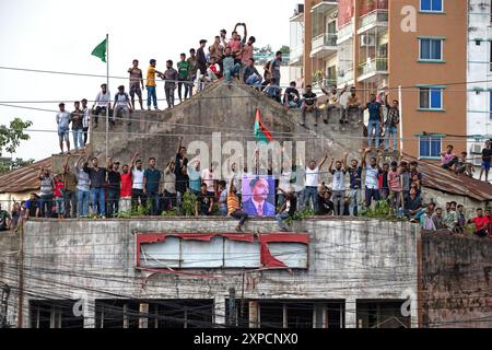 Narayanganj, Dhaka, Bangladesch. August 2024. Massenmenschen versammeln sich, um den Untergang der Regierung von Bangladesch-Premierminister SCHEICH HASINA nach einem intensiven Konflikt zwischen Polizei, regierungsnahen Kräften und Anti-Quoten-Demonstranten zu feiern, der die Hauptstraße in Narayanganj blockiert hat, einer Stadt, die 16 km von der Hauptstadt Dhaka entfernt ist. Der Armeechef Waker-UZ-Zaman verbrachte fast vier Jahrzehnte damit, sich an die Spitze des Militärs zu erheben und sagte, er übernehme die volle Verantwortung, nachdem Premierminister Scheich Hasina gestürzt und geflohen war. Quelle: ZUMA Press, Inc./Alamy Live News Stockfoto