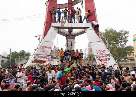 Narayanganj, Dhaka, Bangladesch. August 2024. Massenmenschen versammeln sich, um den Untergang der Regierung von Bangladesch-Premierminister SCHEICH HASINA nach einem intensiven Konflikt zwischen Polizei, regierungsnahen Kräften und Anti-Quoten-Demonstranten zu feiern, der die Hauptstraße in Narayanganj blockiert hat, einer Stadt, die 16 km von der Hauptstadt Dhaka entfernt ist. Der Armeechef Waker-UZ-Zaman verbrachte fast vier Jahrzehnte damit, sich an die Spitze des Militärs zu erheben und sagte, er übernehme die volle Verantwortung, nachdem Premierminister Scheich Hasina gestürzt und geflohen war. Quelle: ZUMA Press, Inc./Alamy Live News Stockfoto