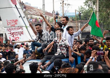 Narayanganj, Dhaka, Bangladesch. August 2024. Massenmenschen versammeln sich, um den Untergang der Regierung von Bangladesch-Premierminister SCHEICH HASINA nach einem intensiven Konflikt zwischen Polizei, regierungsnahen Kräften und Anti-Quoten-Demonstranten zu feiern, der die Hauptstraße in Narayanganj blockiert hat, einer Stadt, die 16 km von der Hauptstadt Dhaka entfernt ist. Der Armeechef Waker-UZ-Zaman verbrachte fast vier Jahrzehnte damit, sich an die Spitze des Militärs zu erheben und sagte, er übernehme die volle Verantwortung, nachdem Premierminister Scheich Hasina gestürzt und geflohen war. Quelle: ZUMA Press, Inc./Alamy Live News Stockfoto