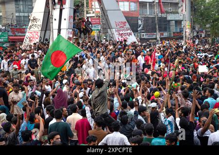 Narayanganj, Dhaka, Bangladesch. August 2024. Massenmenschen versammeln sich, um den Untergang der Regierung von Bangladesch-Premierminister SCHEICH HASINA nach einem intensiven Konflikt zwischen Polizei, regierungsnahen Kräften und Anti-Quoten-Demonstranten zu feiern, der die Hauptstraße in Narayanganj blockiert hat, einer Stadt, die 16 km von der Hauptstadt Dhaka entfernt ist. Der Armeechef Waker-UZ-Zaman verbrachte fast vier Jahrzehnte damit, sich an die Spitze des Militärs zu erheben und sagte, er übernehme die volle Verantwortung, nachdem Premierminister Scheich Hasina gestürzt und geflohen war. Quelle: ZUMA Press, Inc./Alamy Live News Stockfoto