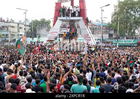 Narayanganj, Dhaka, Bangladesch. August 2024. Massenmenschen versammeln sich, um den Untergang der Regierung von Bangladesch-Premierminister SCHEICH HASINA nach einem intensiven Konflikt zwischen Polizei, regierungsnahen Kräften und Anti-Quoten-Demonstranten zu feiern, der die Hauptstraße in Narayanganj blockiert hat, einer Stadt, die 16 km von der Hauptstadt Dhaka entfernt ist. Der Armeechef Waker-UZ-Zaman verbrachte fast vier Jahrzehnte damit, sich an die Spitze des Militärs zu erheben und sagte, er übernehme die volle Verantwortung, nachdem Premierminister Scheich Hasina gestürzt und geflohen war. Quelle: ZUMA Press, Inc./Alamy Live News Stockfoto