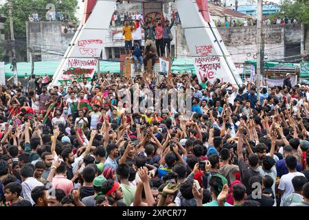 Narayanganj, Dhaka, Bangladesch. August 2024. Massenmenschen versammeln sich, um den Untergang der Regierung von Bangladesch-Premierminister SCHEICH HASINA nach einem intensiven Konflikt zwischen Polizei, regierungsnahen Kräften und Anti-Quoten-Demonstranten zu feiern, der die Hauptstraße in Narayanganj blockiert hat, einer Stadt, die 16 km von der Hauptstadt Dhaka entfernt ist. Der Armeechef Waker-UZ-Zaman verbrachte fast vier Jahrzehnte damit, sich an die Spitze des Militärs zu erheben und sagte, er übernehme die volle Verantwortung, nachdem Premierminister Scheich Hasina gestürzt und geflohen war. Quelle: ZUMA Press, Inc./Alamy Live News Stockfoto