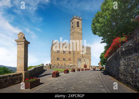 Straße zur Burg im mittelalterlichen Dorf Poppi. Casentino, Provinz Arezzo, Region Toskana, Italien, Europa. Stockfoto