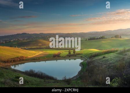 Kleiner See und sanfte Hügel am Susnet an der Via Francigena zwischen Castelfiorentino und Gambassi Terme. Toskana, Italien Stockfoto