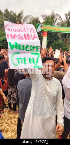 Dhaka, Bangladesch. August 2024. 90 wurden bei Protesten gegen die Regierung getötet. Der Studentenprotest begann im letzten Monat mit der Forderung, Quoten für Beamtenjobs abzuschaffen, hat sich aber inzwischen zu einer breiteren Anti-Regierungs-Bewegung entwickelt. Die Unruhen kommen, als die Studentenführer eine Kampagne des zivilen Ungehorsams erklärt haben, was Premierminister Scheich Hasina nach wochenlangen Unruhen zum Rücktritt gebracht hat. Stockfoto