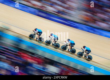 Die Kanadier Dylan Bibic, Mathias Guillemette, Michael Foley und Carson Mattern während der Qualifikation für das Herrenteam Pursuit im National Velodrome in Saint-Quentin-en-Yvelines am zehnten Tag der Olympischen Spiele 2024 in Frankreich. Bilddatum: Montag, 5. August 2024. Stockfoto