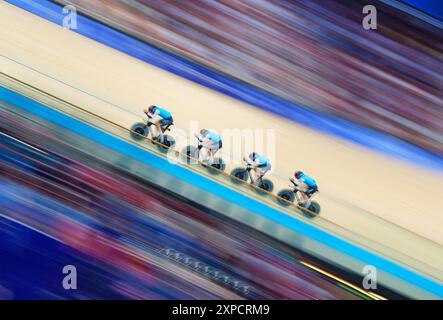 Die Kanadier Dylan Bibic, Mathias Guillemette, Michael Foley und Carson Mattern während der Qualifikation für das Herrenteam Pursuit im National Velodrome in Saint-Quentin-en-Yvelines am zehnten Tag der Olympischen Spiele 2024 in Frankreich. Bilddatum: Montag, 5. August 2024. Stockfoto