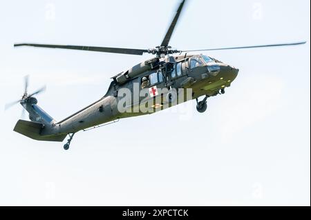 Medizinisches Team auf einem Sikorsky HH-60M MEDEVAC Black Hawk Helicopter landet, um einem verletzten Fallschirmjäger während des Leapfest 2024 in der Dropzone zu helfen. Leapfest Stockfoto