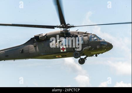 Medizinisches Team auf einem Sikorsky HH-60M MEDEVAC Black Hawk Helicopter landet, um einem verletzten Fallschirmjäger während des Leapfest 2024 in der Dropzone zu helfen. Leapfest Stockfoto