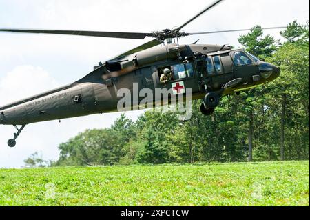 Medizinisches Team auf einem Sikorsky HH-60M MEDEVAC Black Hawk Helicopter landet, um einem verletzten Fallschirmjäger während des Leapfest 2024 in der Dropzone zu helfen. Leapfest Stockfoto