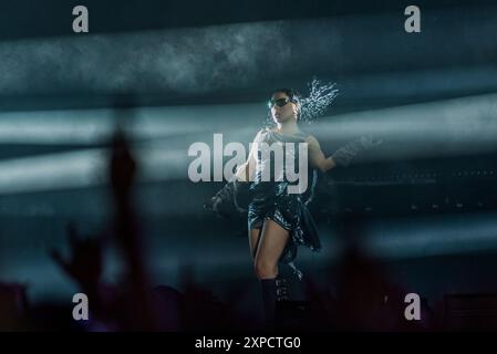 Roskilde, Dänemark. Juli 2024. Der englische Sänger und Songwriter Charli XCX tritt während des dänischen Musikfestivals Roskilde Festival 2024 in Roskilde auf. Stockfoto