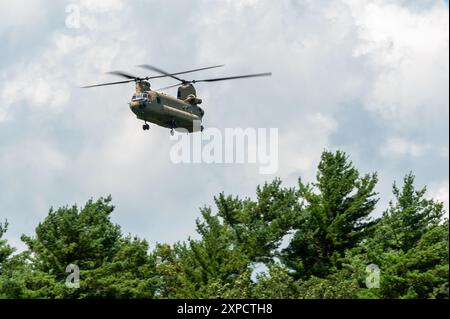 Boeing CH-47 Chinook mit der Connecticut National Guard flog über die Dropzone beim Leapfest 2024. Leapfest ist ein von der Nationalgarde gesponsertes Eve Stockfoto