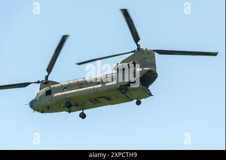 Boeing CH-47 Chinook mit der Connecticut National Guard flog über die Dropzone beim Leapfest 2024. Leapfest ist ein von der Nationalgarde gesponsertes Eve Stockfoto